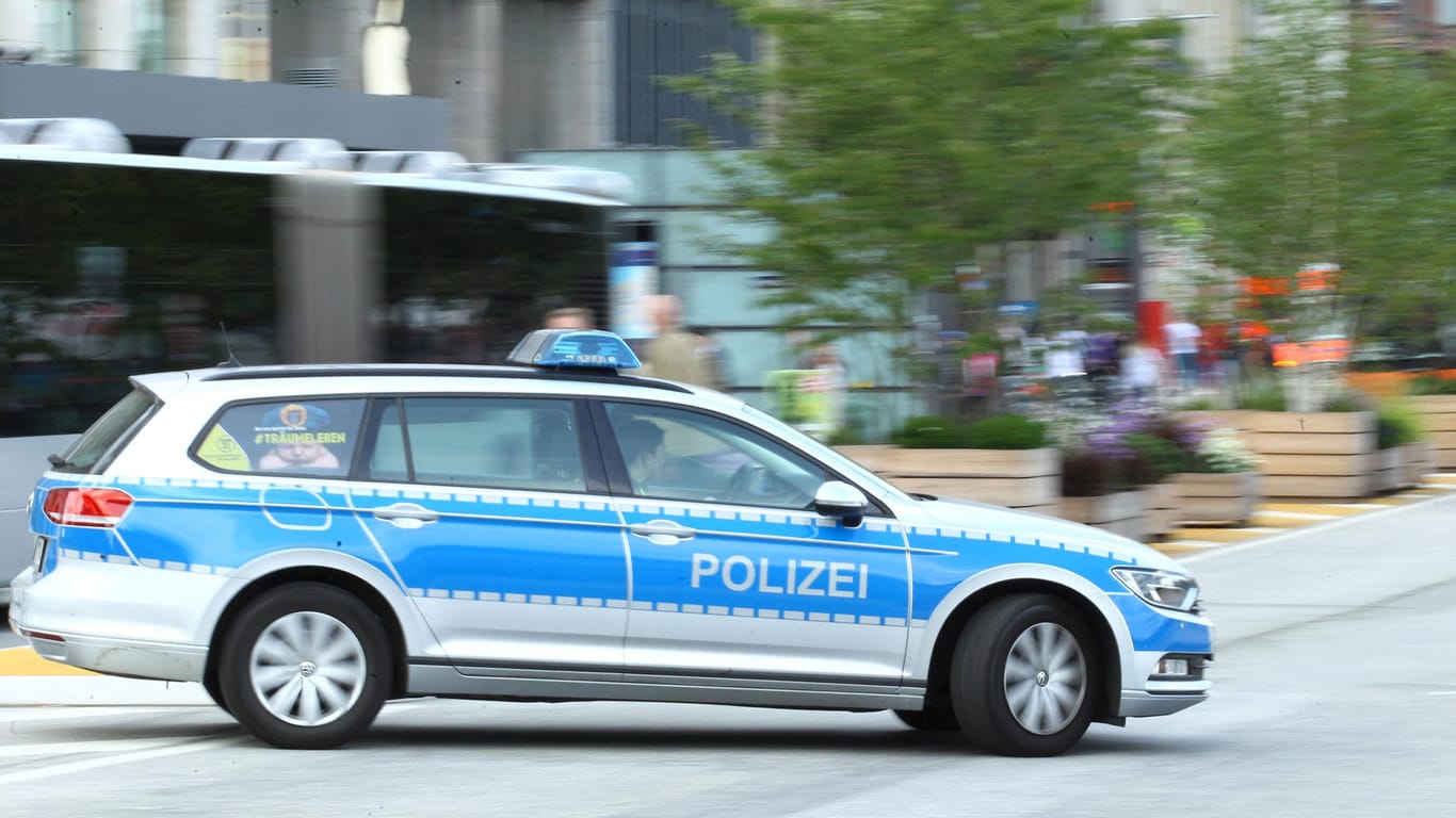 Ein Einsatzwagen der Polizei (Archivbild): Bei dem Unfall in Witten wurden vier Personen verletzt.