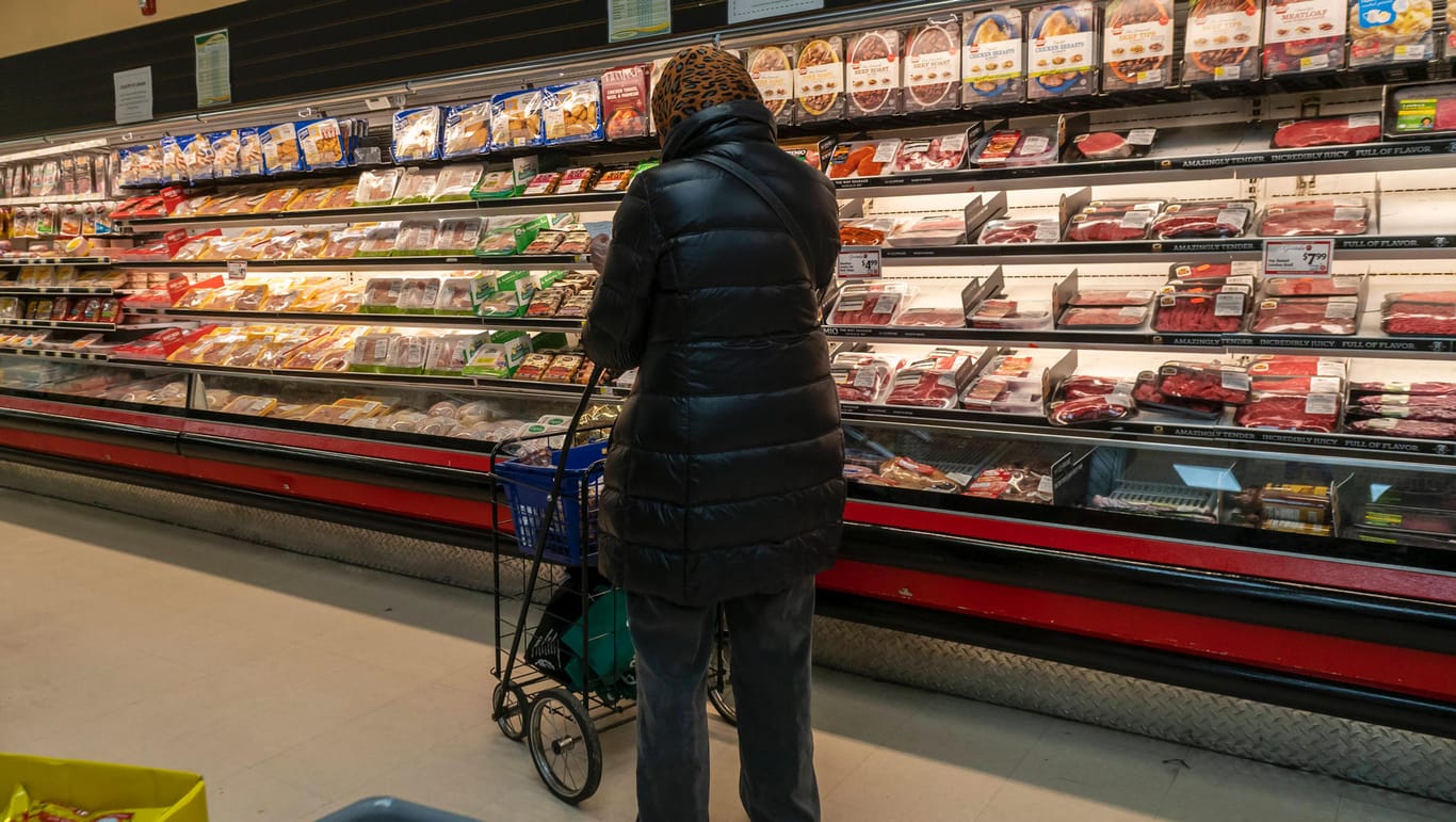Frau in einem Supermarkt in New York (Symbolbild): Die Teuerung zieht in den USA kräftig an.
