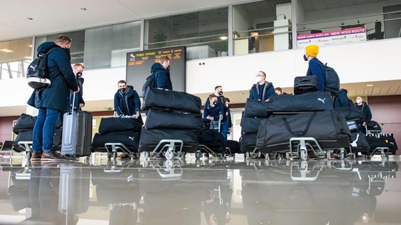 Die deutsche Handball-Nationalmannschaft nach ihrer Ankunft im Flughafen.