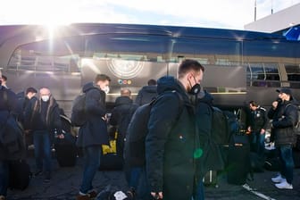 Die deutsche Handball-Nationalmannschaft steigt am Flughafen aus ihrem Mannschaftsbus.