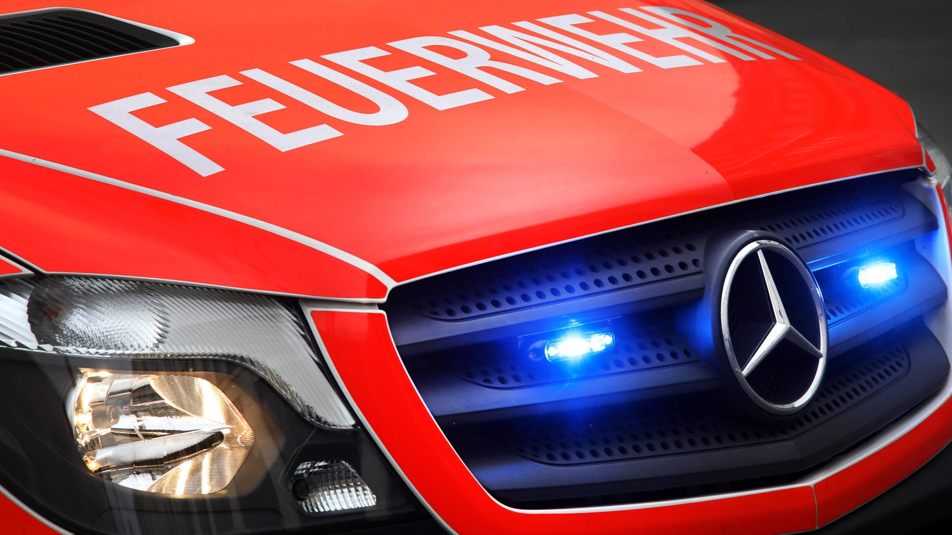 Ein Fahrzeug der Feuerwehr im Einsatz (Symbolbild): Bei der Löschung des Müllwagens waren 22 Feuerwehrleute vor Ort.
