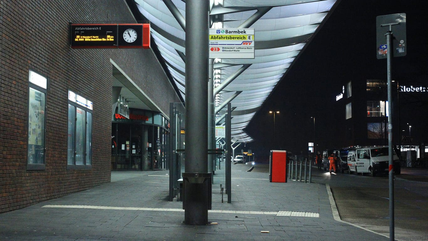 Bus- und Bahnstation Hamburg Barmbek bei Nacht (Archivbild): Hier endete der Streit zweier Männer blutig.