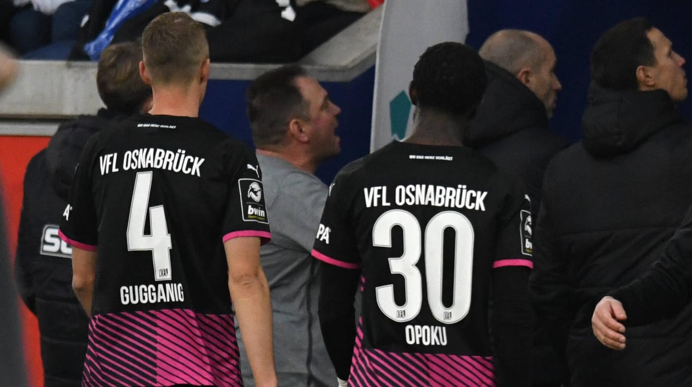 Nach dem Abbruch: Die Osnabrücker Spieler um Aaron Opoku verlassen den Platz.