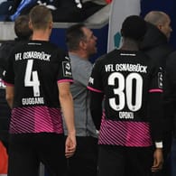 Nach dem Abbruch: Die Osnabrücker Spieler um Aaron Opoku verlassen den Platz.
