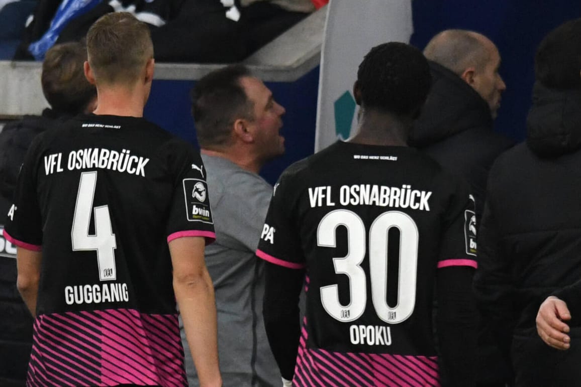 Nach dem Abbruch: Die Osnabrücker Spieler um Aaron Opoku verlassen den Platz.