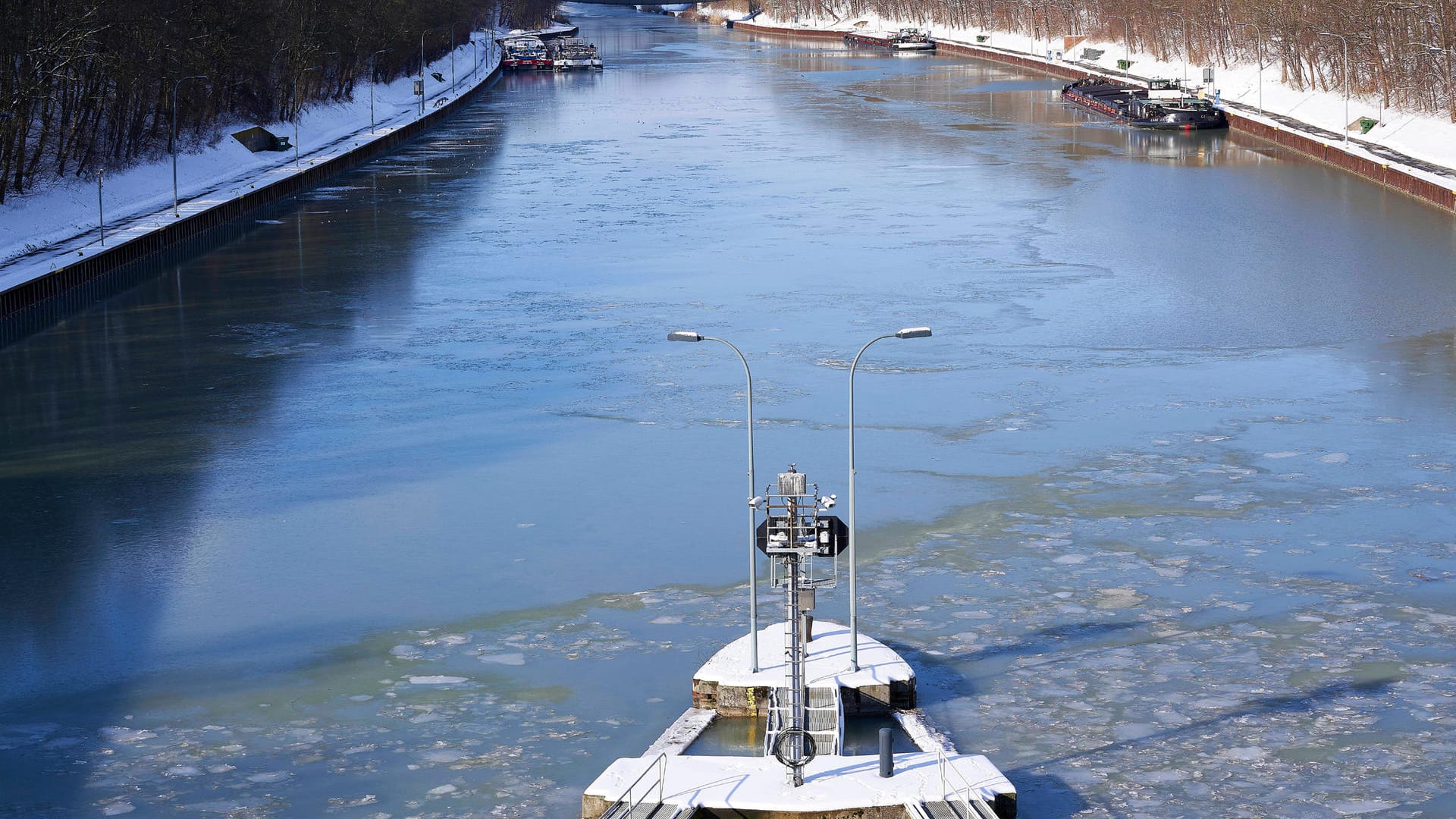 Schiffsverkehr durch winterliche Verhältnisse auf dem Mittellandkanal an der Hindenburgschleuse in Hannover-Anderten (Archivbild): Der Kapitän konnte trotz Trunkenheit eigenständig zum Ufer schwimmen. Schiffsverkehr durch winterliche Verhältnisse auf dem Mittellandkanal an der Hindenburgschleuse in Hannover-Anderten (Archivbild): Der Kapitän konnte trotz Trunkenheit eigenständig zum Ufer schwimmen.
