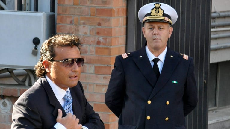 Francesco Schettino (l.) 2012: Der Kapitän der "Costa Concordia" wurde zu 16 Jahren Gefängnis verurteilt.