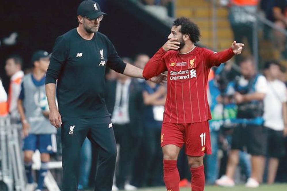 Liverpool-Coach Jürgen Klopp (l) zu möglicher Vertragsverlängerung mit Mohamed Salah (r): Man führe "gute Gespräche".