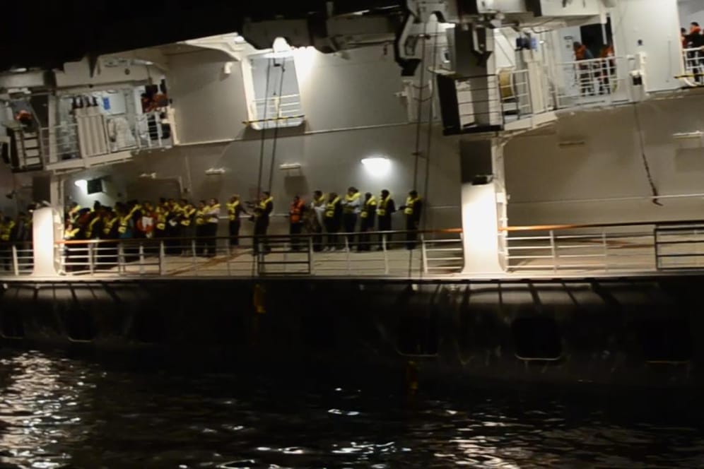 Die "Costa Concordia" mit beginnender Schlagseite: Handyaufnahmen der Passagiere aus der Nacht des Unglücks vom 13. auf den 14. Januar 2012.