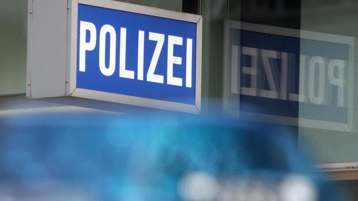 Ein Polizeiwagen steht vor dem 1. Polizeirevier in Frankfurt (Symbolbild): Eine Frau soll am Wochenende Opfer einer sexuellen Nötigung geworden sein.