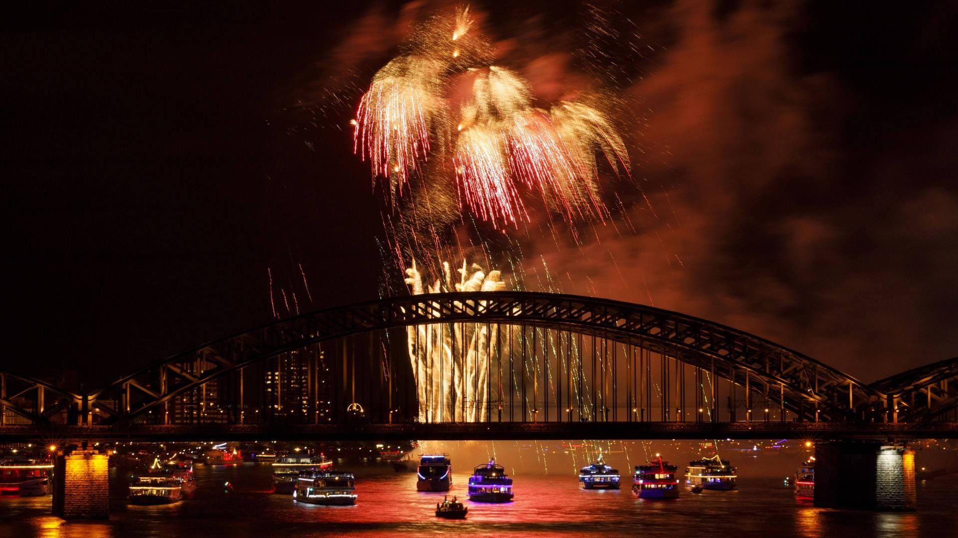 Feuerwerk bei den Kölner Lichtern 2019 (Archivbild): Wie schon im Vorjahr werden die Kölner Lichter auch 2022 nicht stattfinden.