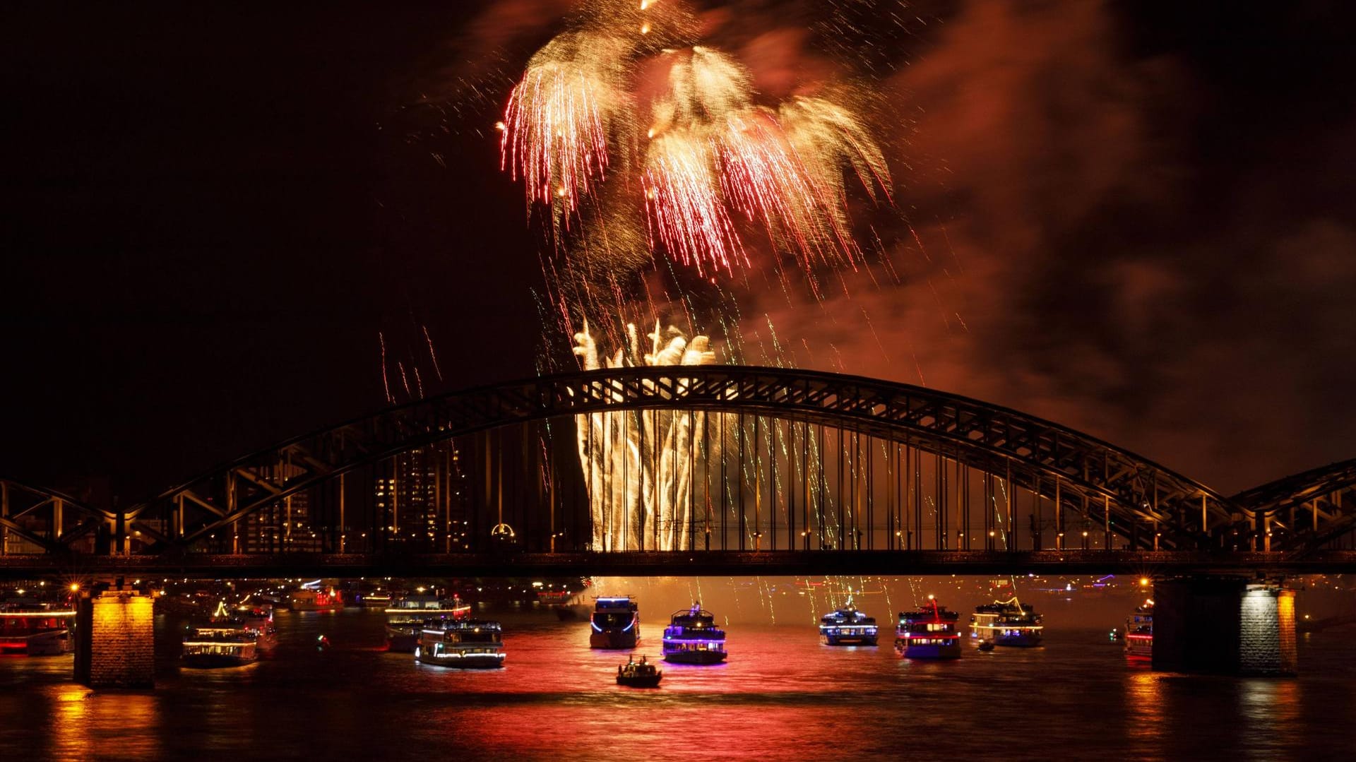 Feuerwerk bei den Kölner Lichtern 2019 (Archivbild): Wie schon im Vorjahr werden die Kölner Lichter auch 2022 nicht stattfinden.