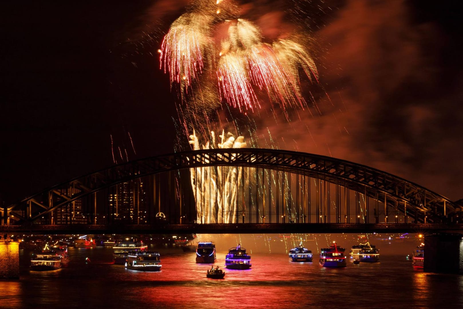 Feuerwerk bei den Kölner Lichtern 2019 (Archivbild): Wie schon im Vorjahr werden die Kölner Lichter auch 2022 nicht stattfinden.