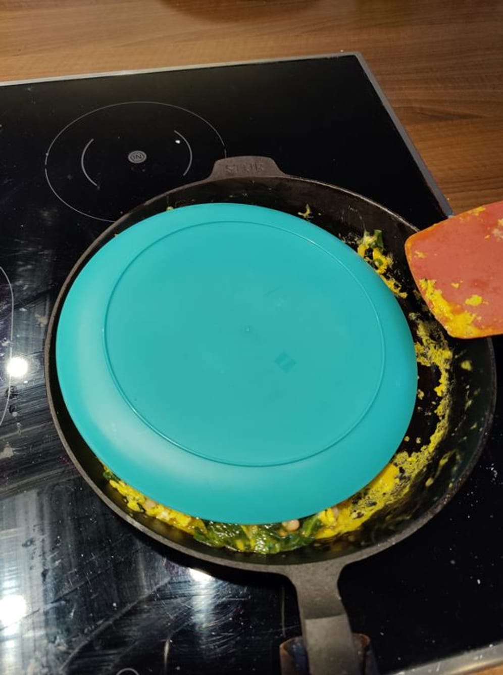 Braten Sie es etwa zwei Minuten so weiter, drehen Sie das ganze Omelett dann noch einmal und braten Sie es von der anderen Seite an.
