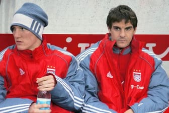 Bastian Schweinsteiger (l) und Sebastian Deisler 2006 als Wechselspieler des FC Bayern auf der Bank.