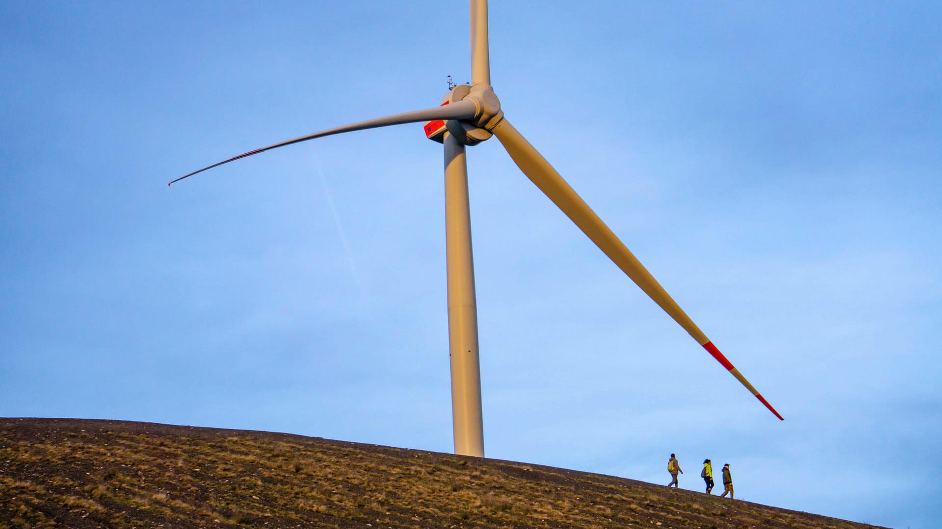 Ein Windrad auf der Mottbruchhalde in Gladbeck-Brauck (Symbolbild): In den vergangenen Jahrzehnten sind die Windräder immer leistungsstärker geworden. Aber auch zunehmend größer.