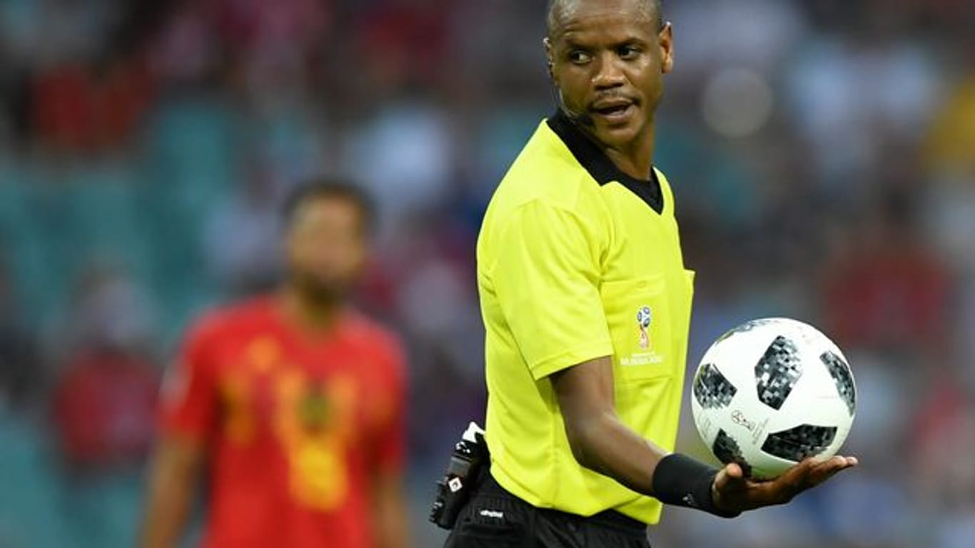 Zeigte beim Afrika-Cup ein beeinträchtigtes Zeitgefühl: Schiedsrichter Janny Sikazwe.