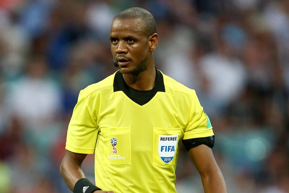 Schiedsrichter Janny Sikazwe: Hier beim WM-Spiel zwischen Belgien und Panama 2018 im Einsatz.