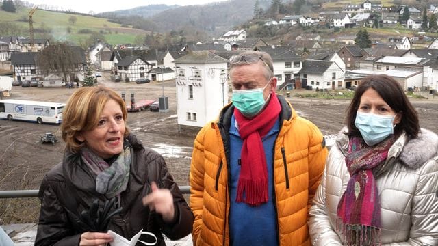 Ein halbes Jahr nach der Flut an der Ahr: Ministerpräsidentin Malu Dreyer (l), Bürgermeister Herbert Lussi und die rheinland-pfälzische Wirtschaftsministerin Daniela Schmitt in Schuld. Ein halbes Jahr nach der Flut an der Ahr: Ministerpräsidentin Malu Dreyer (l), Bürgermeister Herbert Lussi und die rheinland-pfälzische Wirtschaftsministerin Daniela Schmitt in Schuld.