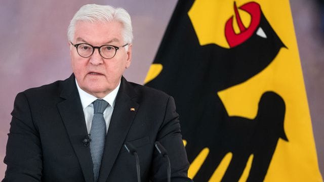 Bundespräsident Frank-Walter Steinmeier hat zur Diskussion über das Für und Wider einer Impfpflicht geladen. Bundespräsident Frank-Walter Steinmeier hat zur Diskussion über das Für und Wider einer Impfpflicht geladen.