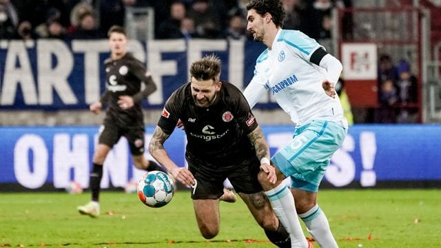 Wird ausgeliehen: Dries Wouters (r) in Aktion für den FC Schalke 04.