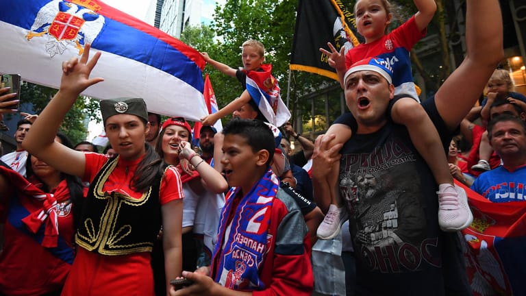 Wir gegen alle: Serbische Djokovic-Fans in Melbourne feiern das Urteil "für" Djokovic.