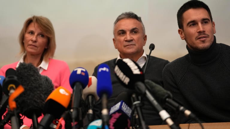 Realitätsverlust: die Familie von Novak Djokovic bei der Pressekonferenz in Belgrad.