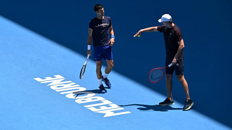 Normalität? Djokovic (li.) auf dem Trainingsplatz in Melbourne.