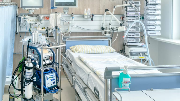 Ein Intensivbett am Uniklinikum Dresden: Laut Zahlen aus Norwegen ist das Risiko einer Krankenhauseinweisung bei Omikron deutlich geringer.