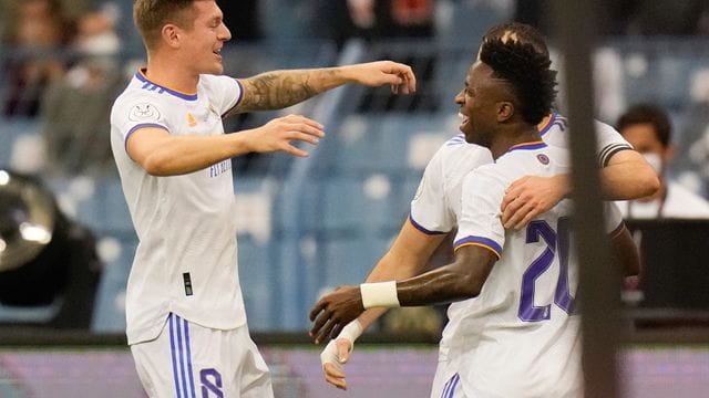 Toni Kroos (l) von Real Madrid feiert mit Teamkollegen ein Tor gegen den FC Barcelona. Toni Kroos (l) von Real Madrid feiert mit Teamkollegen ein Tor gegen den FC Barcelona.