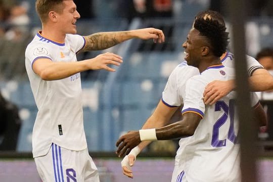 Toni Kroos (l) von Real Madrid feiert mit Teamkollegen ein Tor gegen den FC Barcelona.