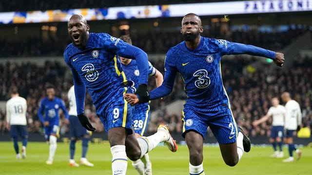 Antonio Rüdiger (r) feiert mit Romelu Lukaku das Tor zur 1:0-Führung für den FC Chelsea gegen Tottenham.