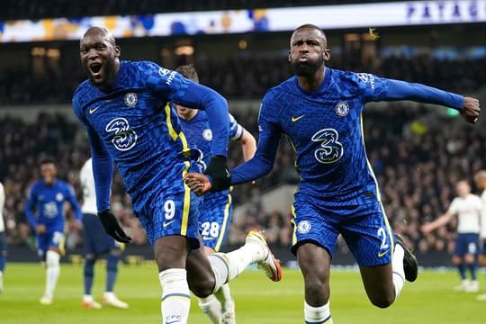 Antonio Rüdiger (r) feiert mit Romelu Lukaku das Tor zur 1:0-Führung für den FC Chelsea gegen Tottenham.