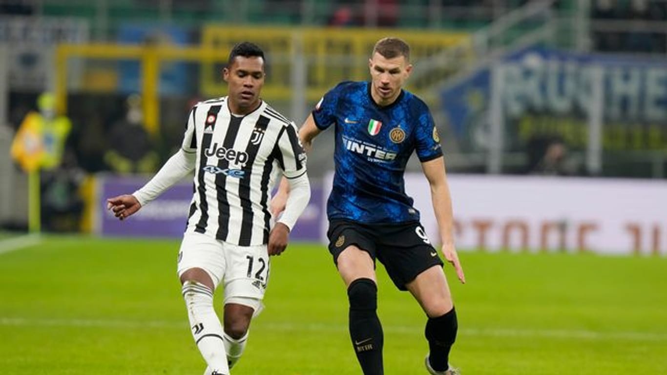 Edin Dzeko (r) von Inter Mailand im Zweikampf mit Juve-Profi Alex Sandro.