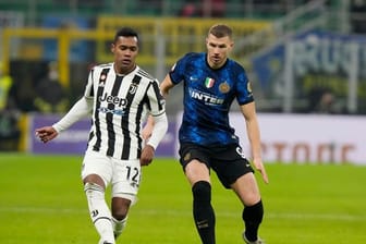 Edin Dzeko (r) von Inter Mailand im Zweikampf mit Juve-Profi Alex Sandro.