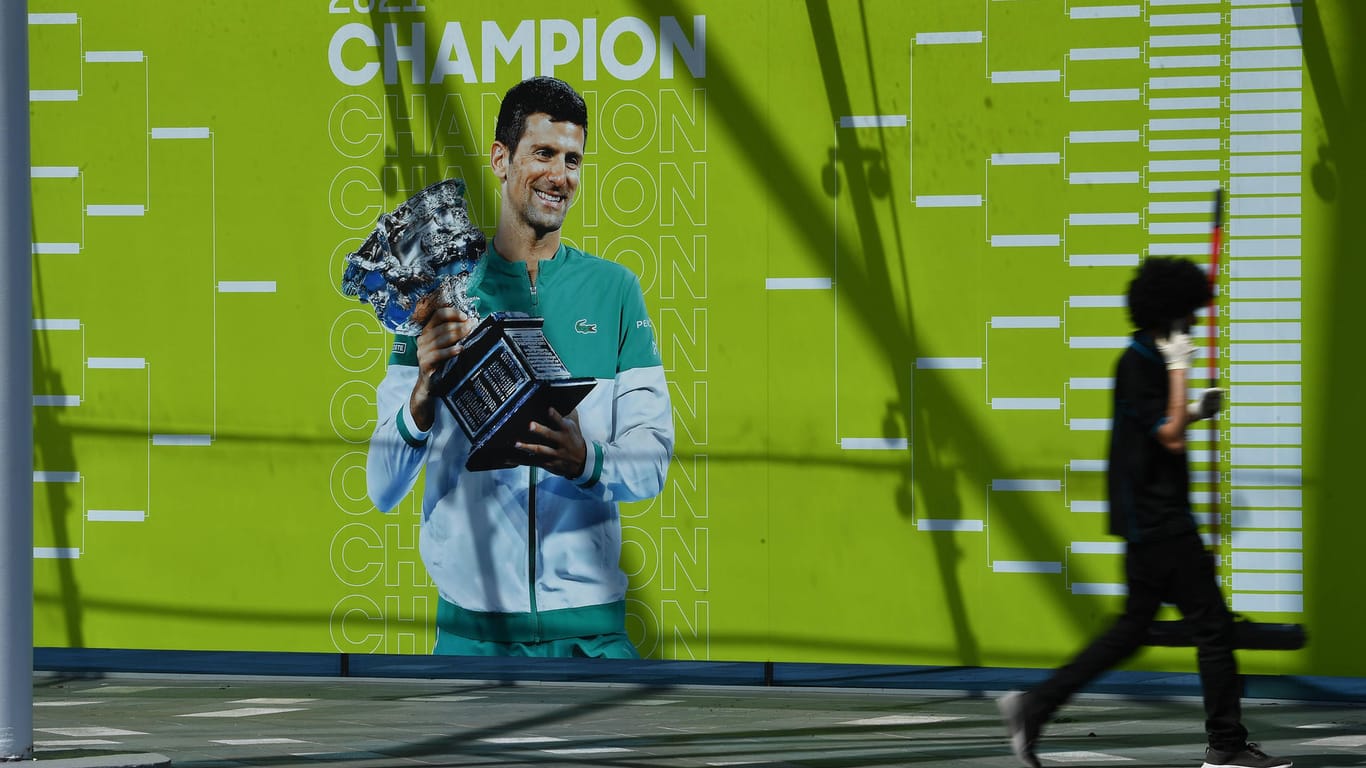 Novak Djokovic mit einem Pokal: Der Tennisstar gerät zunehmend unter Druck.