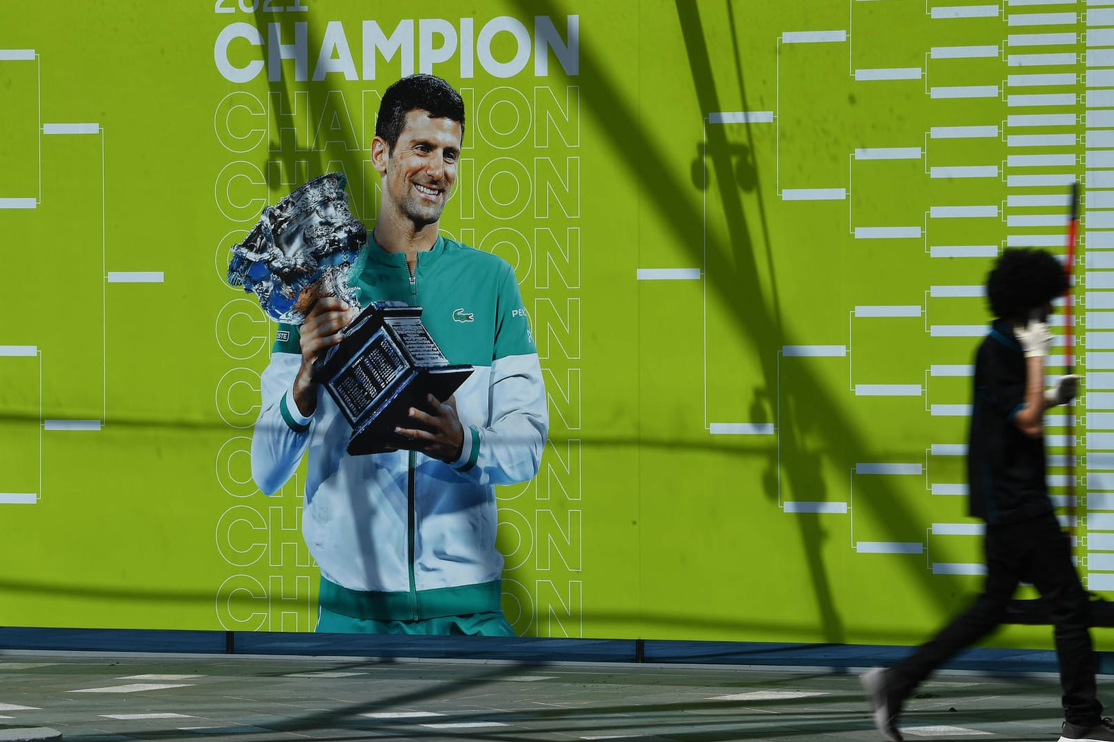 Novak Djokovic mit einem Pokal: Der Tennisstar gerät zunehmend unter Druck.