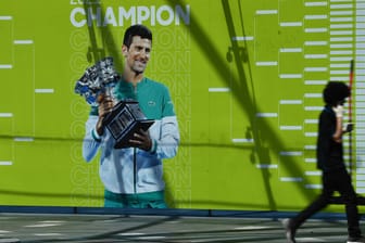 Novak Djokovic mit einem Pokal: Der Tennisstar gerät zunehmend unter Druck.