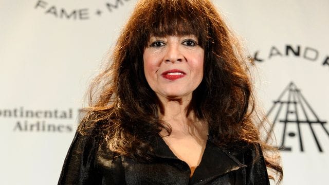 Die US-amerikanische Sängerin Ronnie Spector nach einem Auftritt in New York 2010.