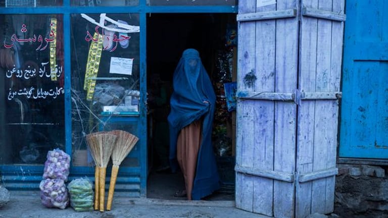 Eine Frau verlässt einen Lebensmittelladen in Afghanistans Hauptstadt Kabul.
