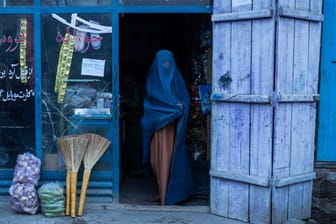 Eine Frau verlässt einen Lebensmittelladen in Afghanistans Hauptstadt Kabul.