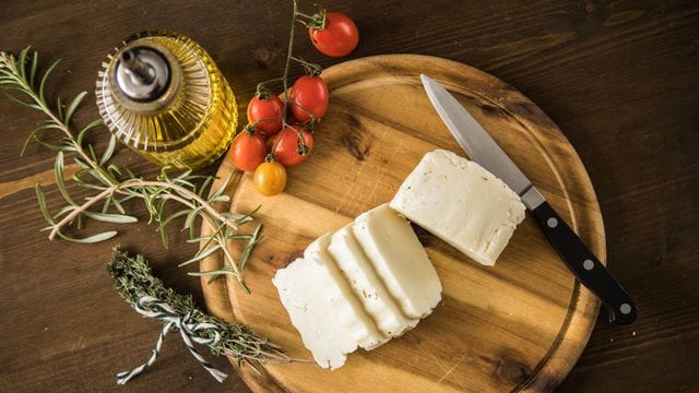 Brat-, Grill- und Pfannenkäse können Käse aus Kuh-, Ziegen- oder Schafmilch sein.