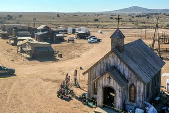 Oktober 2021: Blick auf die das Set von "Rust" in Santa Fe, New Mexico