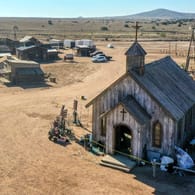Oktober 2021: Blick auf die das Set von "Rust" in Santa Fe, New Mexico