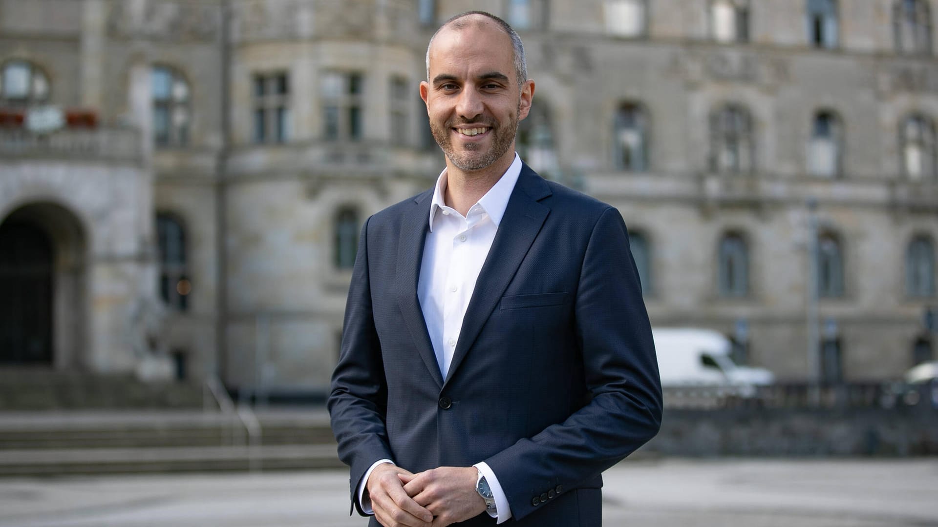 Belit Onay vor dem Rathaus in Hannover (Archivbild): Seit November 2019 hat er das Amt inne – und ambitionierte Pläne.