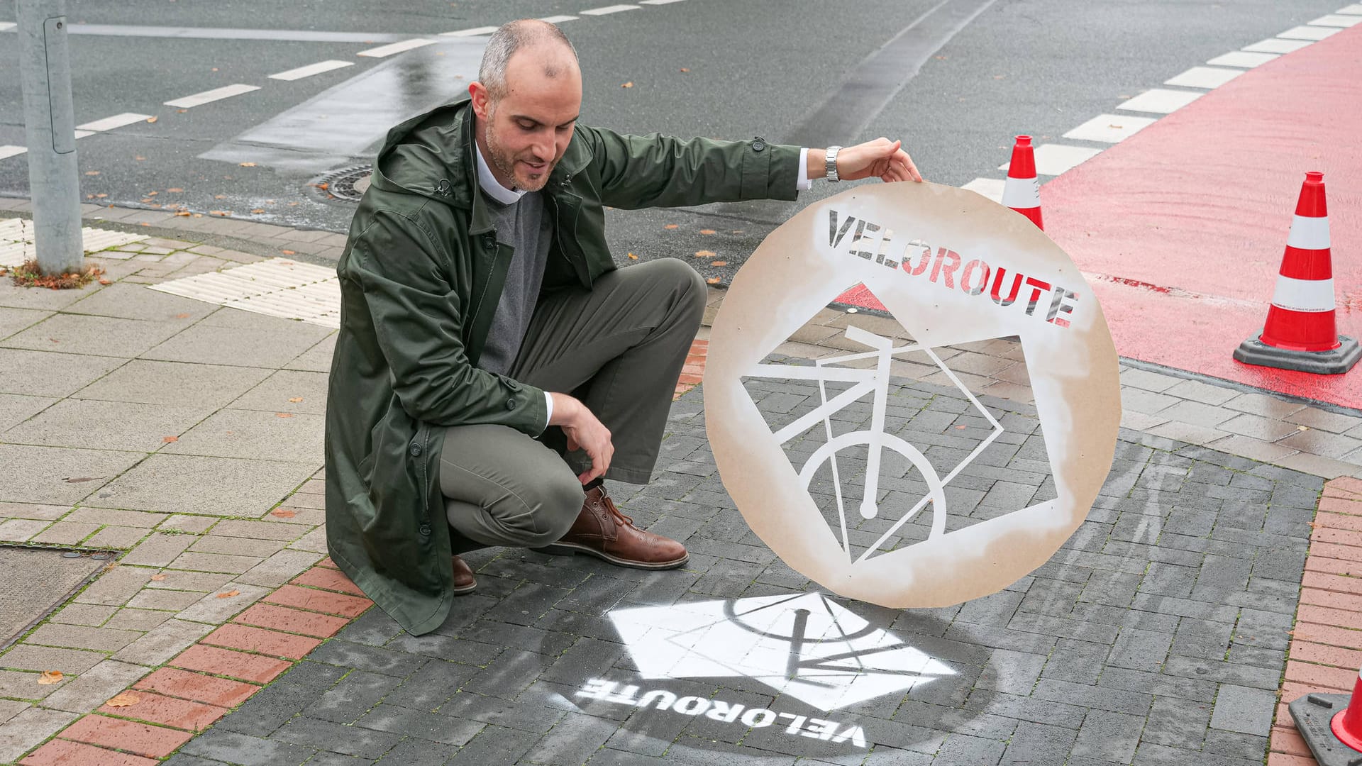 Belit Onay markiert im Oktober 2020 die ersten Velorouten Hannovers (Archivbild): Die Radwege sollen einen schnellen Weg vom Zentrum an den Stadtrand ermöglichen.