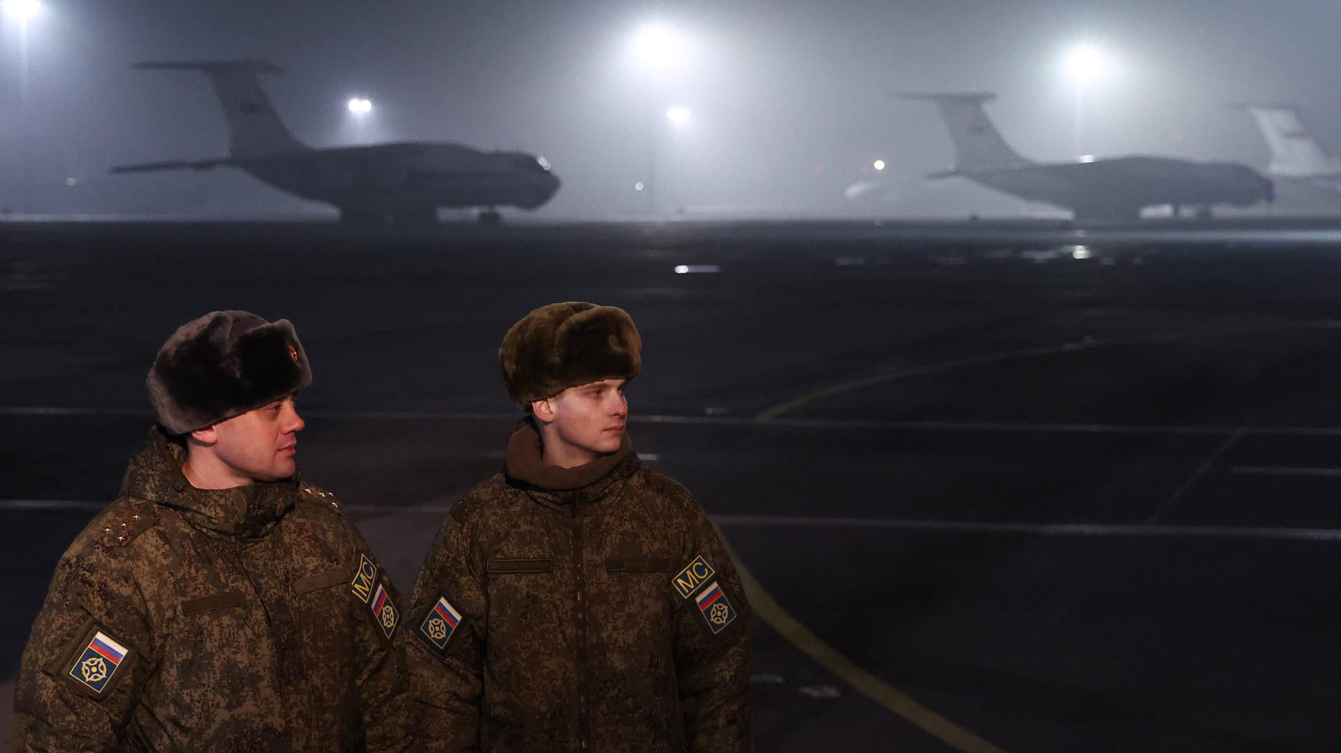 Russische Soldaten am Flughafen Almaty: Die Proteste in Kasachstan scheinen sich beruhigt zu haben.