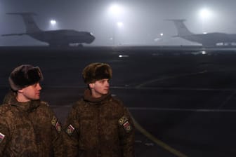 Russische Soldaten am Flughafen Almaty: Die Proteste in Kasachstan scheinen sich beruhigt zu haben.