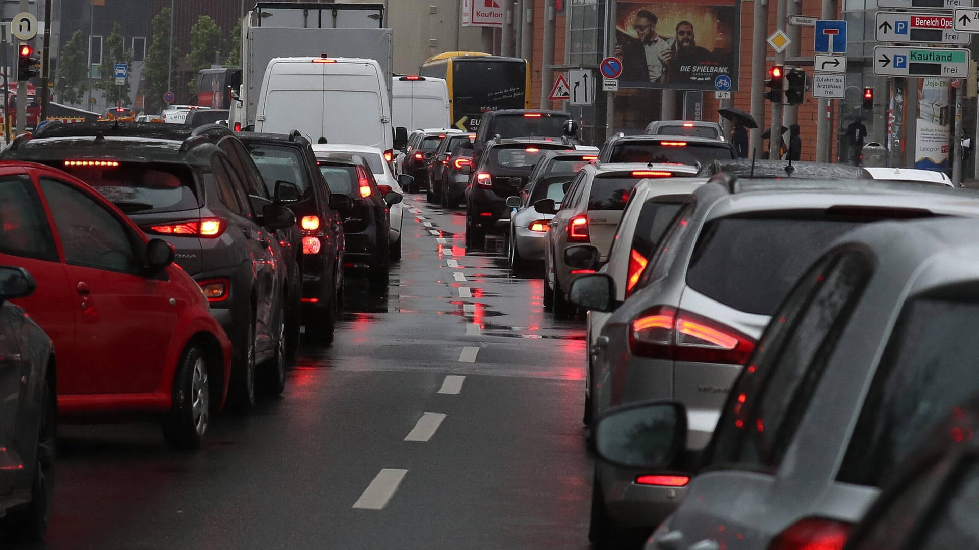 Verkehrschaos in Hannover (Archivbild): Belit Onay ließ zeitweise unter anderem die Raschplatzhochstraße, Schmiedestraße sowie Teile der Marktstraße und den Parkplatz auf dem Köbelinger Markt für den Autoverkehr sperren, um dort Experimentierräume zu schaffen.