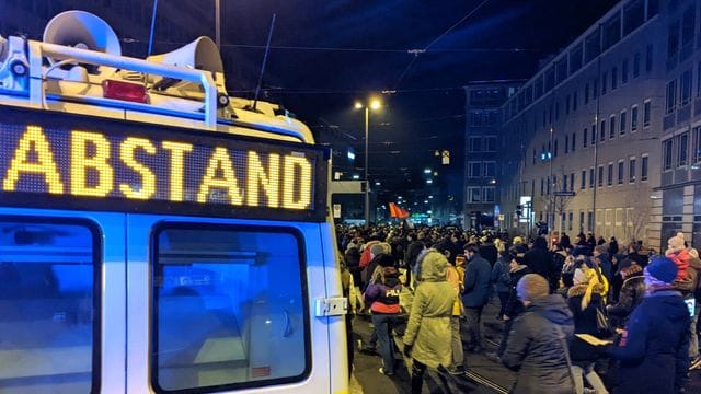 Die Polizei ist bei einer Demonstration von Maßnahmen- und Impfgegnern in Nürnberg im Einsatz. Die Polizei ist bei einer Demonstration von Maßnahmen- und Impfgegnern in Nürnberg im Einsatz.